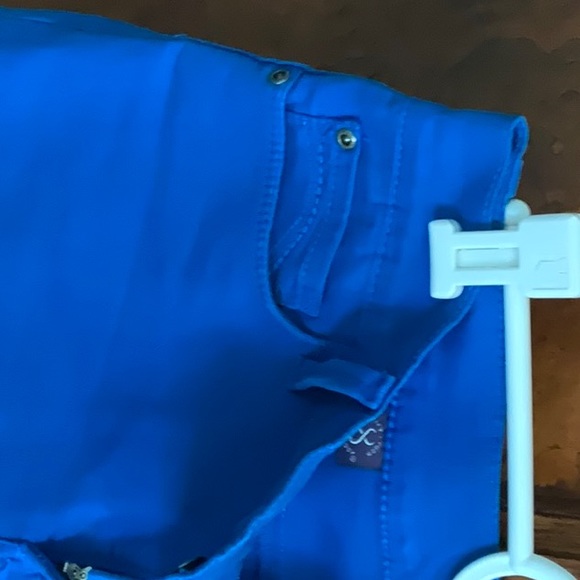 Like new NYDJ size 4 Bermuda short with cuffed legs. - Picture 3 of 4